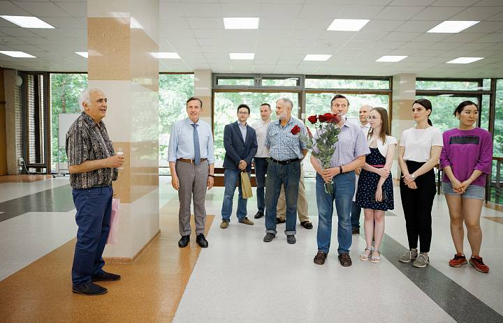 5 июля в ИФР РАН состоялся фуршет в честь присвоения почетного звания члена-корреспондента РАН  Аллахвердиеву Сулейману Ифхан оглы